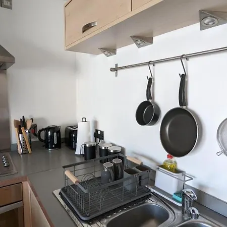 Excellent Center 1 Bedroom דירה *