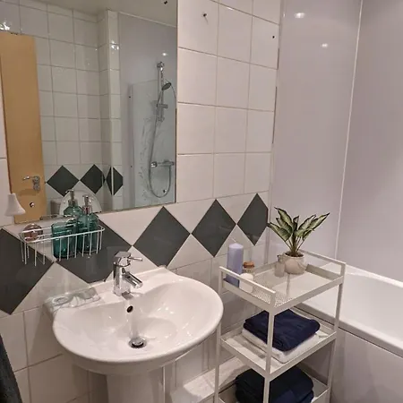 Excellent Center 1 Bedroom דירה